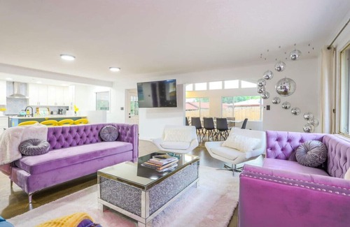 Westminster House | Groovy Getaway | 4 KING Beds | Hot Tub