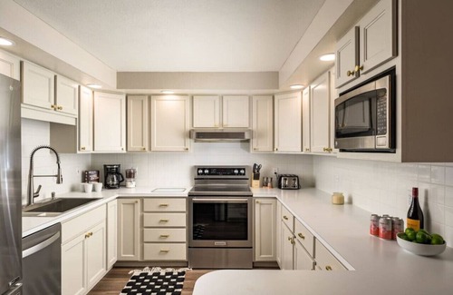 Lamar Heights Area Apartment | Harmony House | Hot Tub | Experiential home