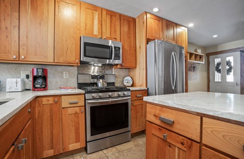 Steamboat Springs Condo | Heated Pool & Hot Tub! Walk to Slopes - Ground Level Unit w/W/D