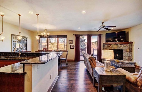 The Highlands House | Highland Greens 93: Gorgeous Townhome, Season Shuttle & Private Hot Tub.