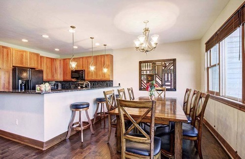 The Highlands House | Highland Greens 93: Gorgeous Townhome, Season Shuttle & Private Hot Tub.
