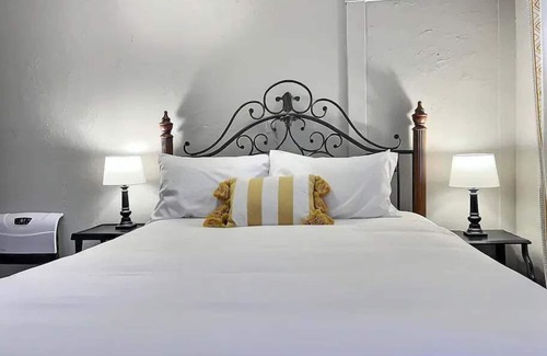 Manitou Springs House | 🎩Historic Mansion & Carriage House, Manitou Springs Main St, sleeps 20 adults+ Kids 🛏️