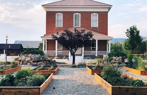 Salida House | "Historic Riverfront Estate—5 min to Salida, 20 to Monarch, Raft In/Out Beach!"