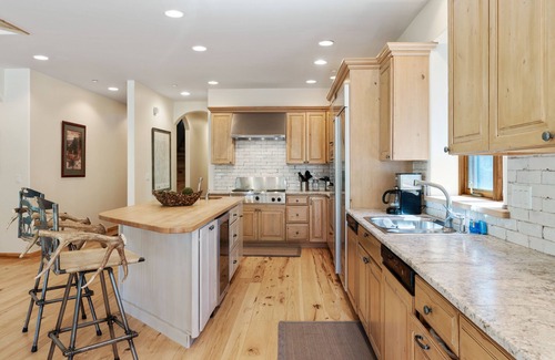 Purgatory House | Hot Tub, 10 Min to Skiing, Fireplace, Retreat!