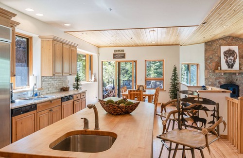 Purgatory House | Hot Tub, 10 Min to Skiing, Fireplace, Retreat!