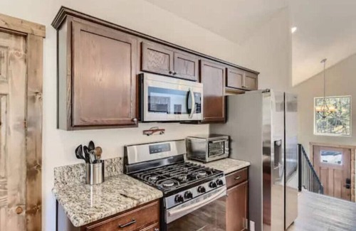 Florissant House | HOT TUB ~ Corner-Lot ~ Lux. Mnt. Lvng.~ No Pet Fee ~ Starlink ~ Family Fun!