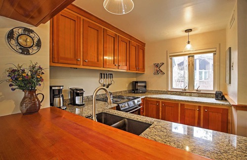 Keystone House | Hot Tub & Grilling Area: Keystone Townhome!