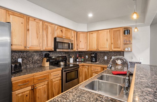 Steamboat Springs Condo | Hot Tubs, Free Bus Route, Private Washer/Dryer, Top Floor Condo - Perfect for 3 Couples