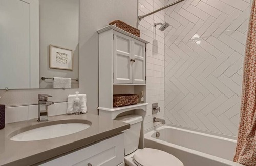 Sunnyside House | Huckleberry House / Denver & Mtns Travel Hub / 1BD