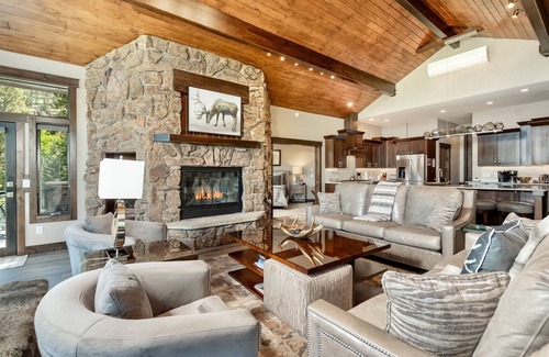 Windcliff Estates House | Hyler Mountain Lodge Luxury Vacation At Windcliff 5 Bedroom Home by RedAwning