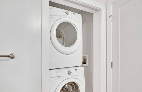 Hale Apartment | Ideal Congress Park 1BR w/ Gym & Pool, near shops & dining, by Blueground