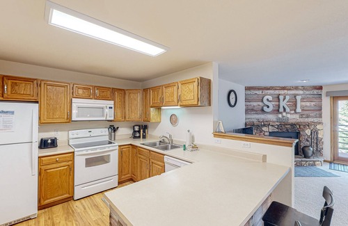 Wildernest Condo | Immaculate & updated mountain condo - great views