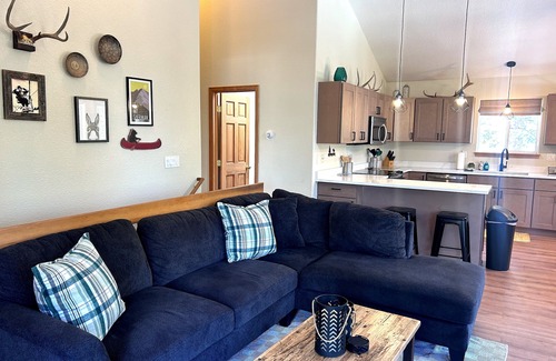 Valley of the Sun Cabin | Just Renovated! Sauna, Family Friendly w/Game Room and Great Views - Gold Trail Retreat