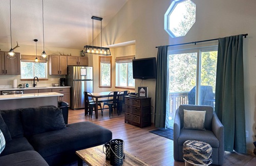 Valley of the Sun Cabin | Just Renovated! Sauna, Family Friendly w/Game Room and Great Views - Gold Trail Retreat