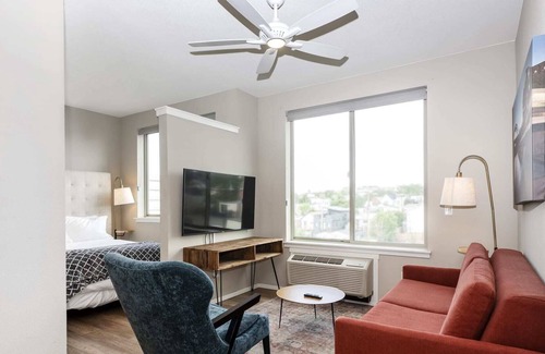 Highland Apartment | Kasa The Comma | Modern 1BD Conveniently Located in Denver
