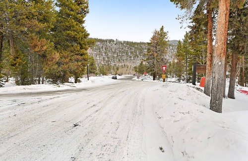 Lakeside Village Condo | Keystone Lake villa with water-view balcony - walkable to lake