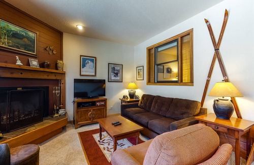 Lakeside Village Condo | Keystone Lake villa with water-view balcony - walkable to lake