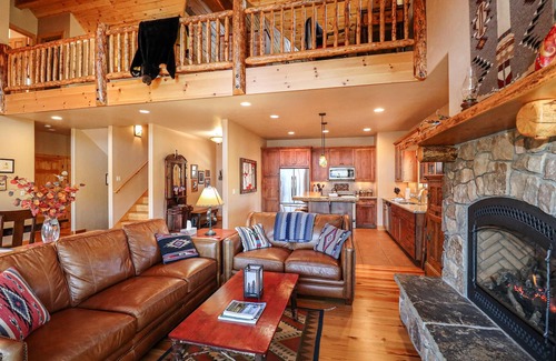 Grand Lake House | Kinnikinnik North Lodge - Gorgeous Log Home With Private Dock. Sleeps 12!