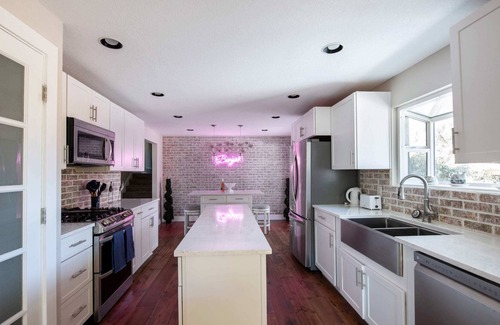 Oak Park House | La Maison Beau | Pool | Sauna | Hot Tub