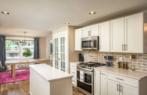 Oak Park House | La Maison Bleue | Pool | Sauna | HOT TUB