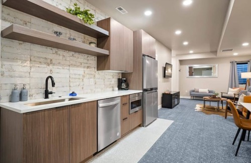Sloan Lake Apartment | Lakefront Basement Hideaway
