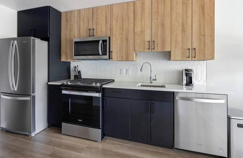 Englewood Apartment | Landing | Amazing Studio, Gym, Rooftop Lounge
