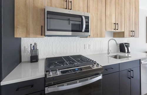 Englewood Apartment | Landing | Amazing Studio, Gym, Rooftop Lounge