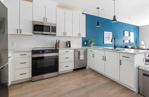 Civic Center Apartment | Landing | Modern 1BD, Gym, Rooftop Lounge