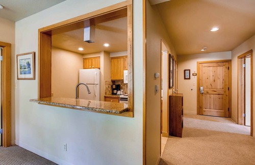 Lakeside Village Condo | Large 1400 ft² 3Br Condo in Lakeside Village-Kids Ski Free by RedAwning