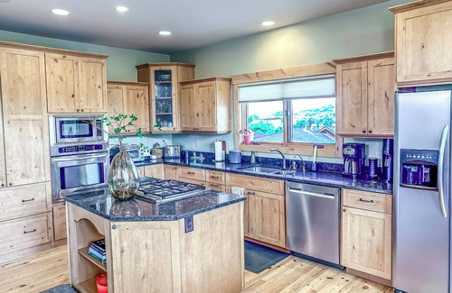 Steamboat Springs House | Large home with private hot tub and views for miles!