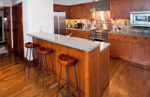 Avon Condo | Lavish 3BR/3.5BA Bachelor Gulch Condo - Ski In/Ski Out