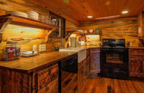 Estes Park Cabin | Legendary Exploration Cabin near Downtown and RMNP