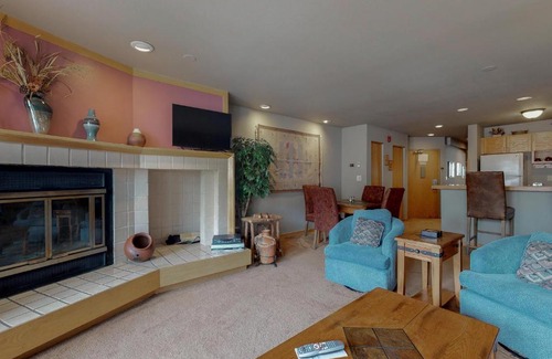 Mountain House Apartment | Liftside Condominiums 203