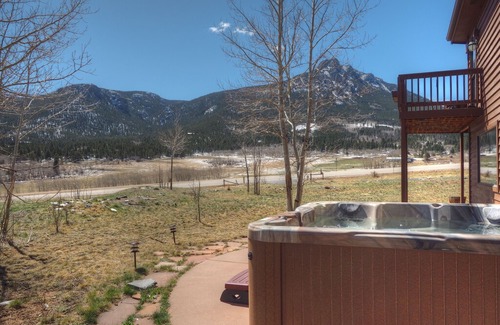 Estes Park House | Lily Mountain Lodge - Gorgeous Mountain Views - Private Hot Tub -- EV #3498