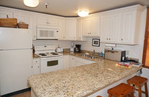 Aspen Condo | Location! Location! Location! Outstanding Views of Ajax (203040-6863)