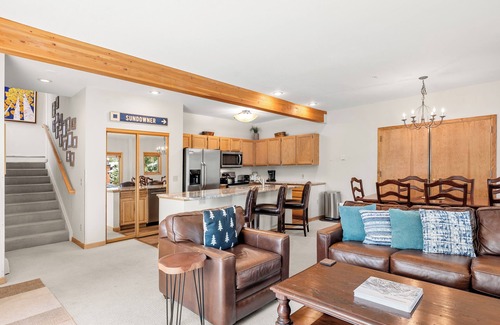 Four O'Clock House | Location! Walk To Town. Hike or Ski in/Out!