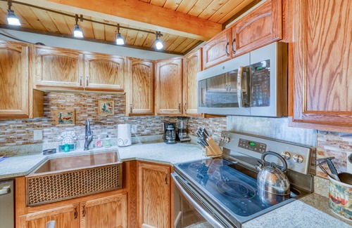Wildernest Condo | Lofted mountain condo w/ great view & shared hot tub/pool/gym/game room/sauna!