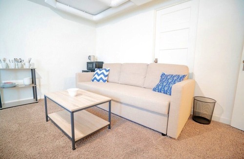 Congress Park Apartment | Loftium | Comfy Lower Suite in Congress Park!
