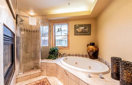 Four O'Clock House | Los Pinos 21A by Great Western Lodging