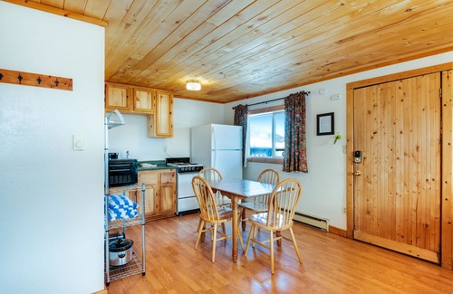 South Fork Cabin | Lovely log cabin with private hot tub & deck - dogs, hikers & skiers welcome