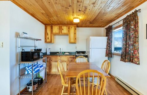 South Fork Cabin | Lovely log cabin with private hot tub & deck - dogs, hikers & skiers welcome
