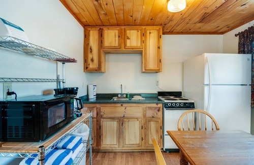 South Fork Cabin | Lovely log cabin with private hot tub & deck - dogs, hikers & skiers welcome