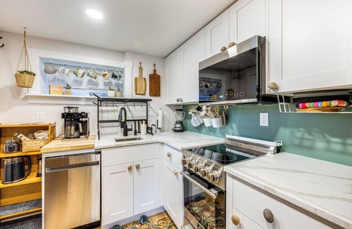 Manitou Springs Apartment | 'Lovers Lane Chalet' Dtwn Manitou Springs Studio!