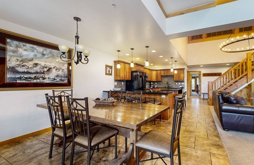 Vail Condo | Luxe ski-in/out Lionshead home w/fireplace, fast WiFi, W/D, shared pool/hot tubs
