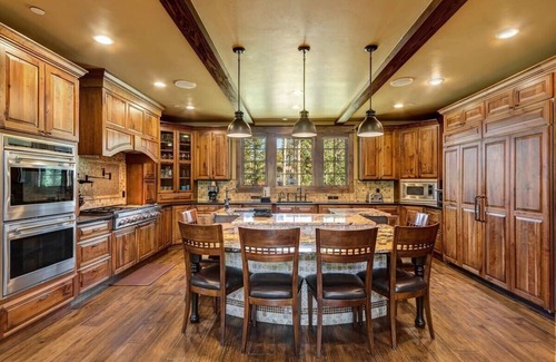 Boulder Ridge House | Luxurious 6BR, Hot Tub, 3Min Walk to Main Lifts
