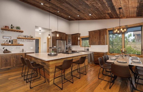 Grand Lake Ski Chalet | Luxurious Chalet: Epic Views, Hot Tub, K beds, Movie/Game Room, Gym, near RMNP