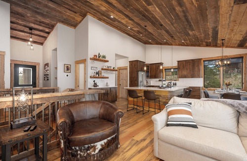 Grand Lake Ski Chalet | Luxurious Chalet: Epic Views, Hot Tub, K beds, Movie/Game Room, Gym, near RMNP
