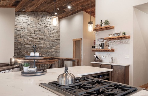Grand Lake Ski Chalet | Luxurious Chalet: Epic Views, Hot Tub, K beds, Movie/Game Room, Gym, near RMNP