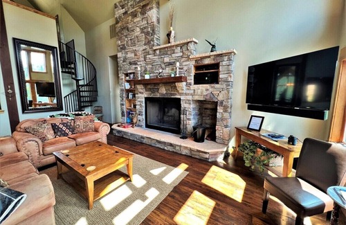 Purgatory House | Luxurious Home with Stunning Mountain Views & Hot Tub – 5 minutes from Purgatory