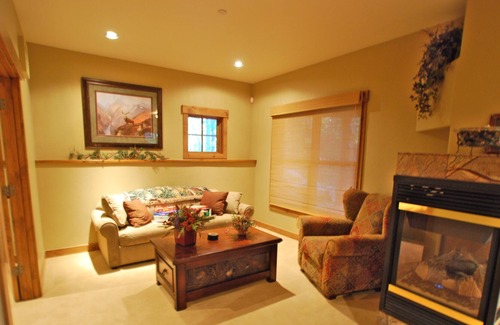 Breckenridge Heights House | Luxurious Log Home with Pool Table